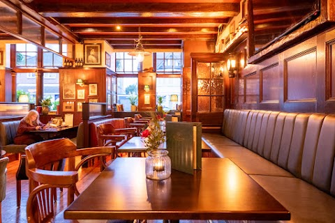 Royal Oak Pub & Guesthouse