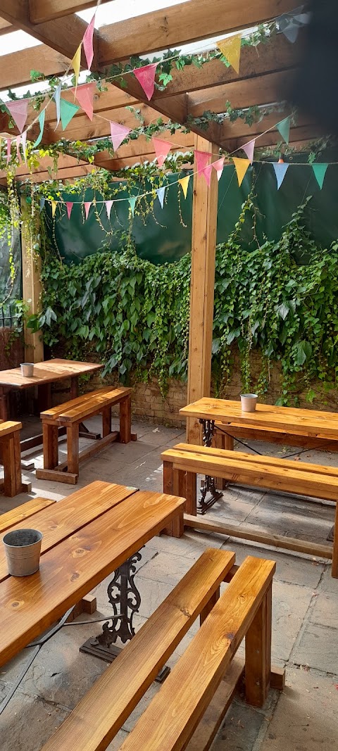 Crown & Sceptre, Croydon